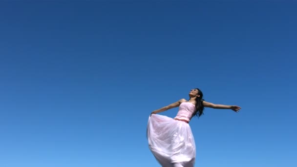 Mulher de vestido cai — Vídeo de Stock