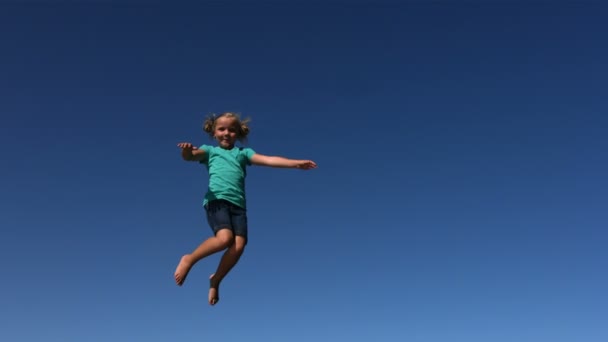 Girl jumping on trampoline — Stock Video