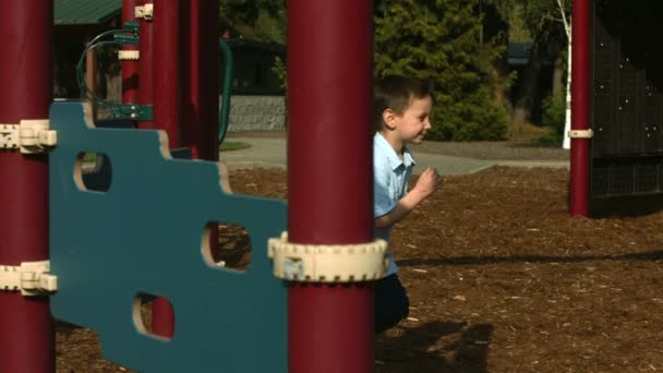 Kinder rennen auf dem Spielplatz — Stockvideo