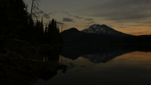 Схід сонця на озері і горі — стокове відео