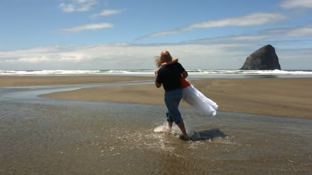 Casal girando na praia — Vídeo de Stock