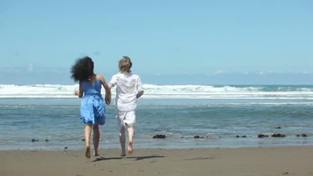 Casal correndo para o oceano — Vídeo de Stock