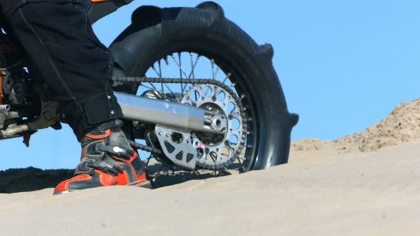 Homem montando uma moto — Vídeo de Stock