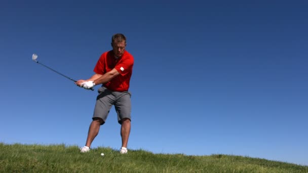 Golfer schlägt Ball — Stockvideo