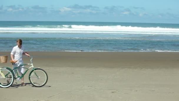 Couple walk with bicycles — Stock Video