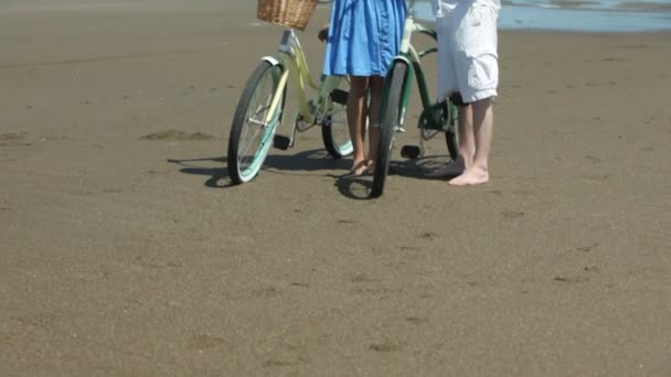 Par på stranden med cyklar — Stockvideo