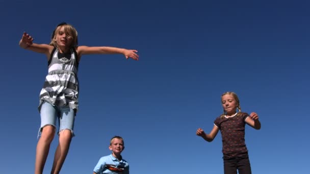 Дети прыгают на батуте — стоковое видео