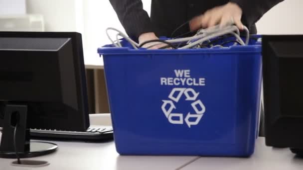 Papelera de reciclaje en la oficina — Vídeos de Stock