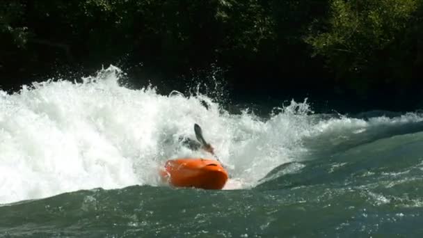 Kayak en agua blanca — Vídeo de stock