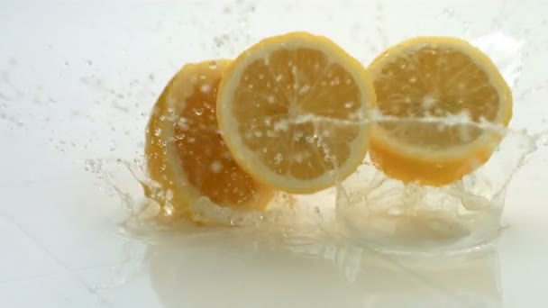 Limões salpicando na água — Vídeo de Stock