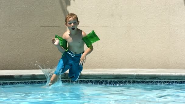 Boy splashing into pool — Stock Video