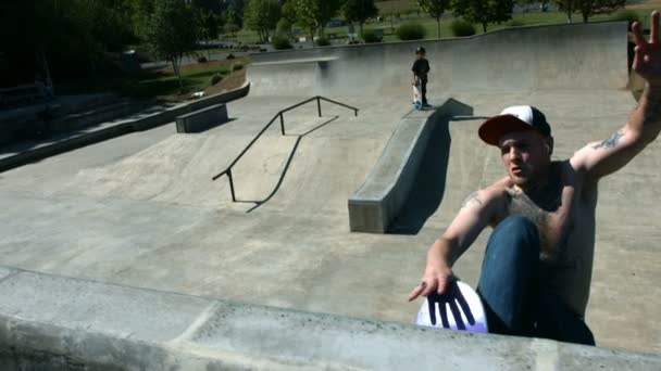 Skateboardista úlovky vzduchu — Stock video