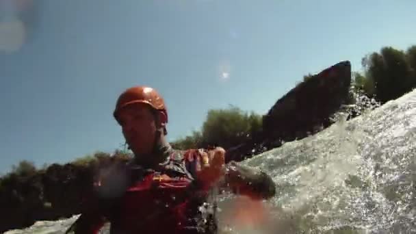 男子皮划艇沿着河流 — 图库视频影像