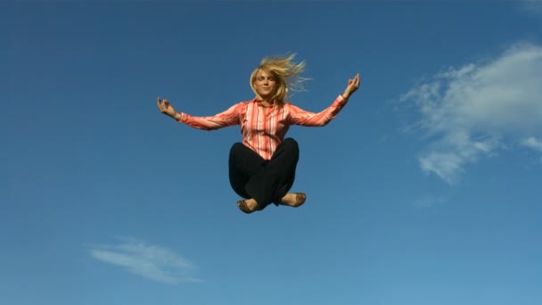 Mujer meditando en el aire — Vídeo de stock