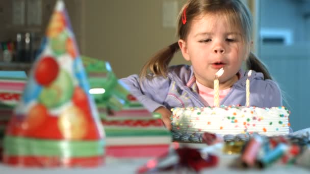 Menina soprando velas de aniversário — Vídeo de Stock