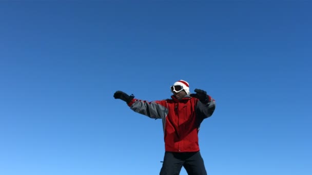 Snowboarder salta en el aire — Vídeo de stock