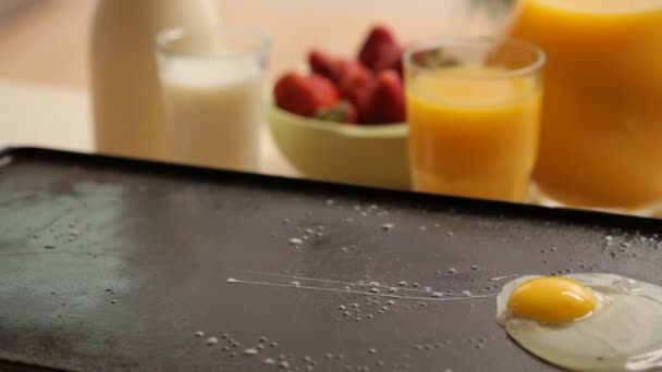 Cucinare le uova per colazione — Video Stock