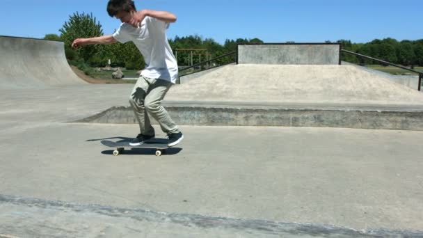 Skateboarder hace truco de voltear — Vídeo de stock