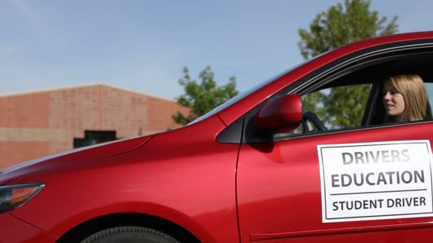 Chica aprendiendo a conducir coche — Vídeos de Stock