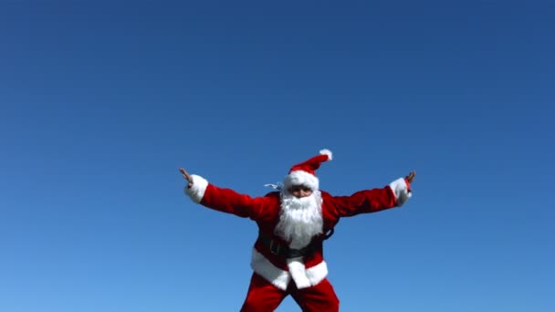 Санта Клаус прыгает в голубое небо — стоковое видео
