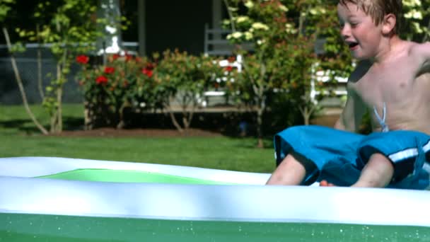 Мальчик прыгает в бассейн — стоковое видео