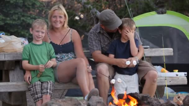 Keluarga membakar marshmallow — Stok Video