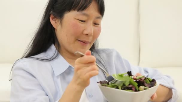 Mujer comiendo ensalada — Vídeo de stock