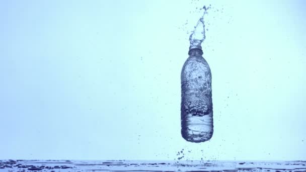 Botella de agua cayendo — Vídeos de Stock