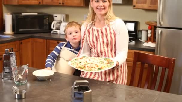 Женщина и сын с пиццей — стоковое видео
