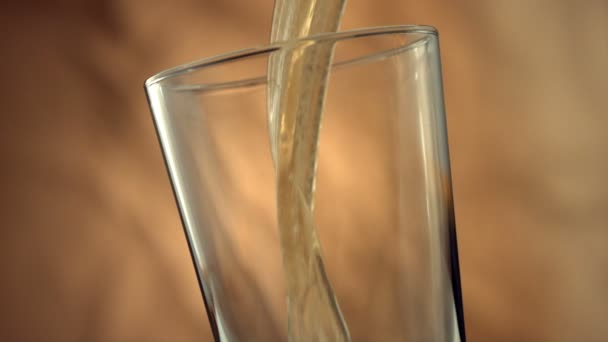 Cerveza vertiendo en el vaso — Vídeo de stock