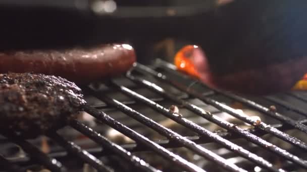 Hamburger auf dem Grill kochen — Stockvideo