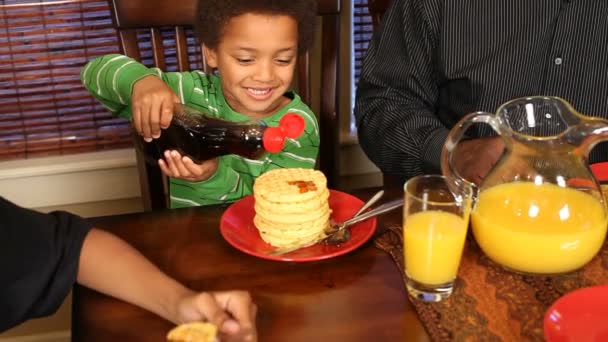 Familie diner samen eten — Stockvideo