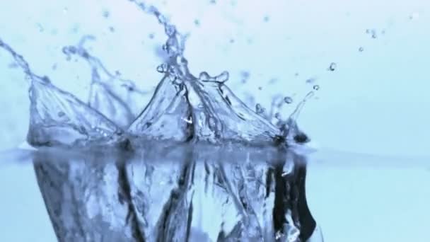 Кубики льоду падають у воду — стокове відео