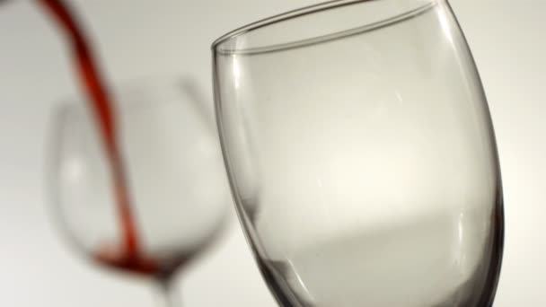 Versare vino rosso e bianco — Video Stock