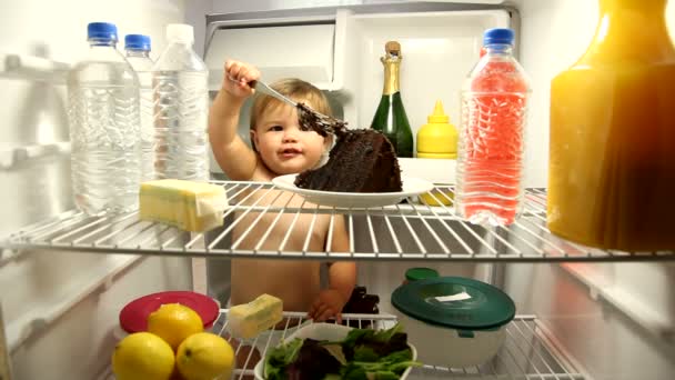 Bebé comiendo pastel — Vídeo de stock