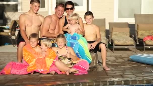 Familieportret bij zwembad — Stockvideo