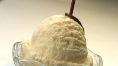 Çikolata dondurma üzerine dökülen