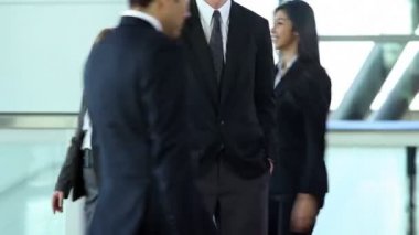 İşadamı ve etrafında insanlar