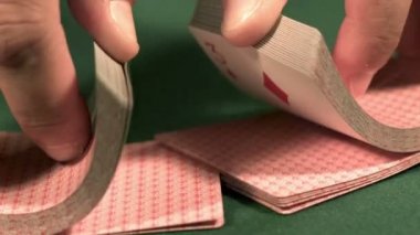 Kartı satıcı kartları karıştırma