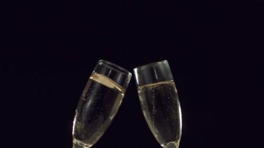 İki şampanya bardağı.