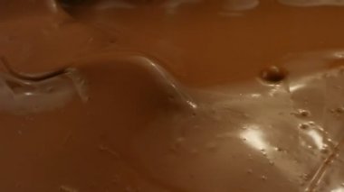 Eritilmiş çikolata dökme