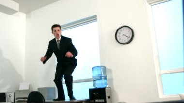 İşadamı atlar masa