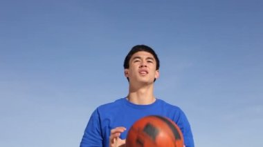 Teen Basketbol çember içinde vuruyor