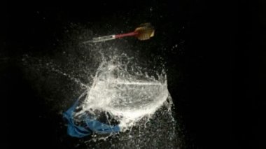 Dart su balonunu patlattı