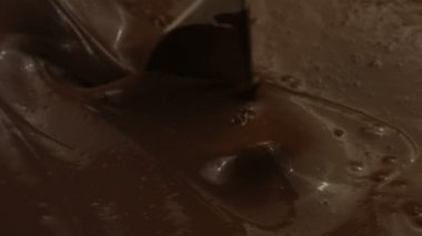 Kaşık çikolata karıştırma