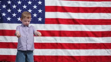 Çocuk sallayarak havai fişekleri