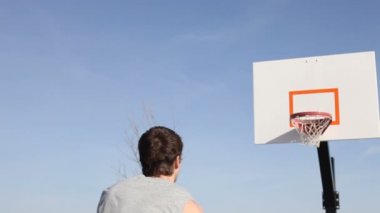 Teen Basketbol çember içinde vuruyor