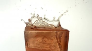 Limon dilim içine sıçramasına buzlu çay