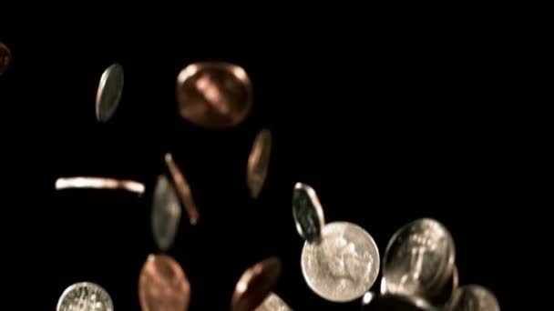 Fallende Münzen Nahaufnahme — Stockvideo