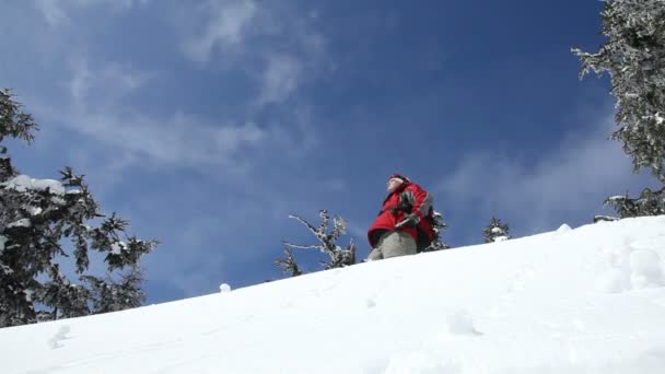 Snowboardzista skoki ze wzgórza — Wideo stockowe